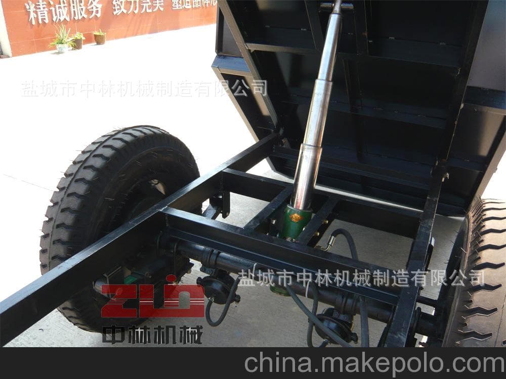 側(cè)卸式農(nóng)用拖拉機(jī)